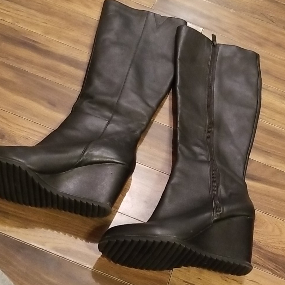 Boots - Picture 2 of 3